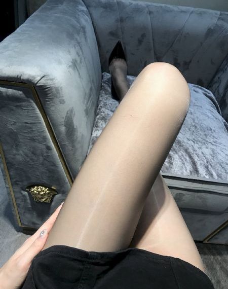 抱着娇妻被粗大陌生人玩3p